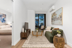 Stylish & Modern Apt in West Side Place w Balcony